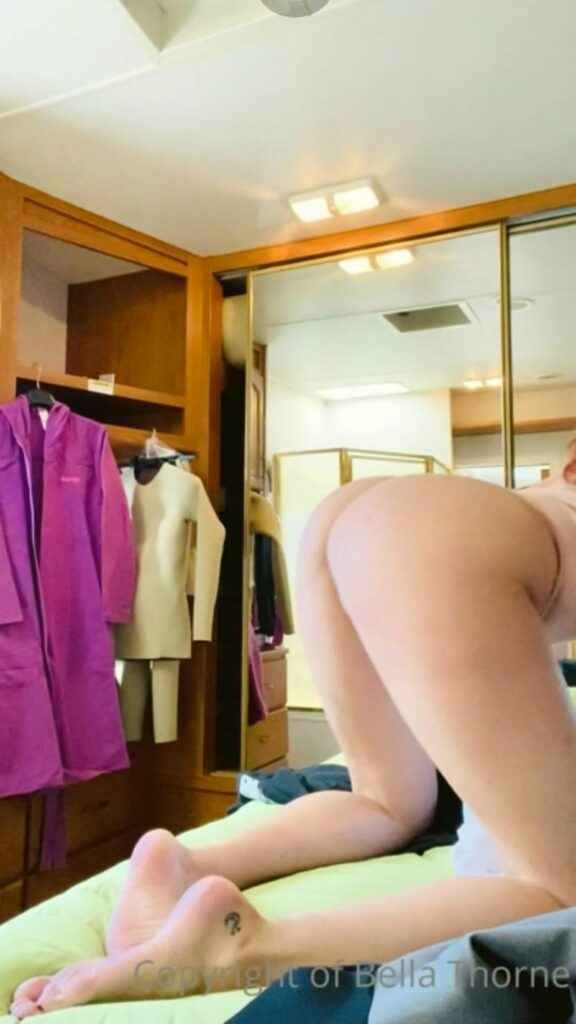 Bella Thorne exhibe ses fesses dans sa chambre