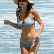 Betheny Frankel a les seins qui pointent en bikini