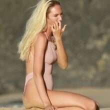 Candice Swanepoel les fesses à l'air en maillot de bain