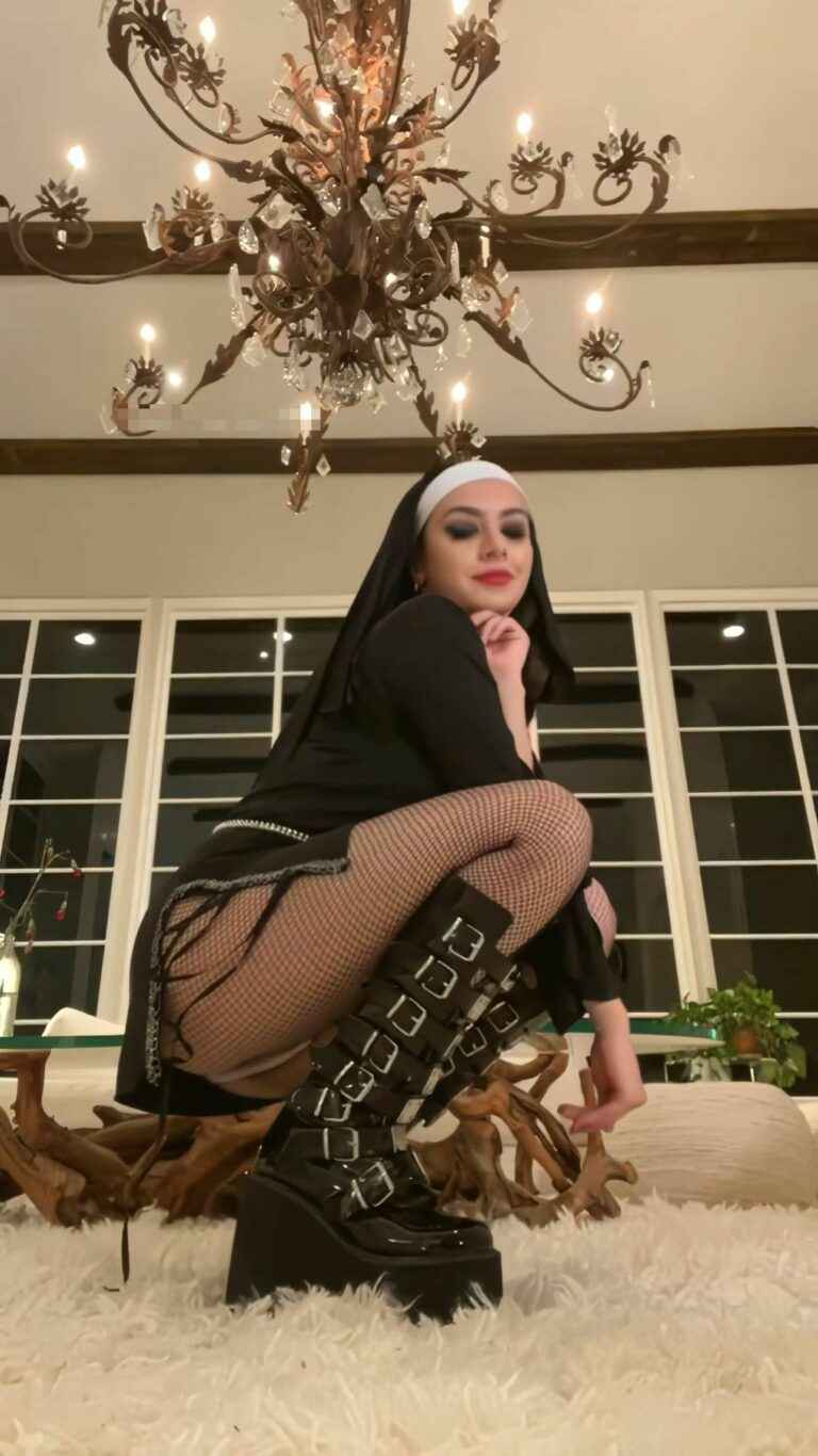 On voit la petite culotte de Charli XCX