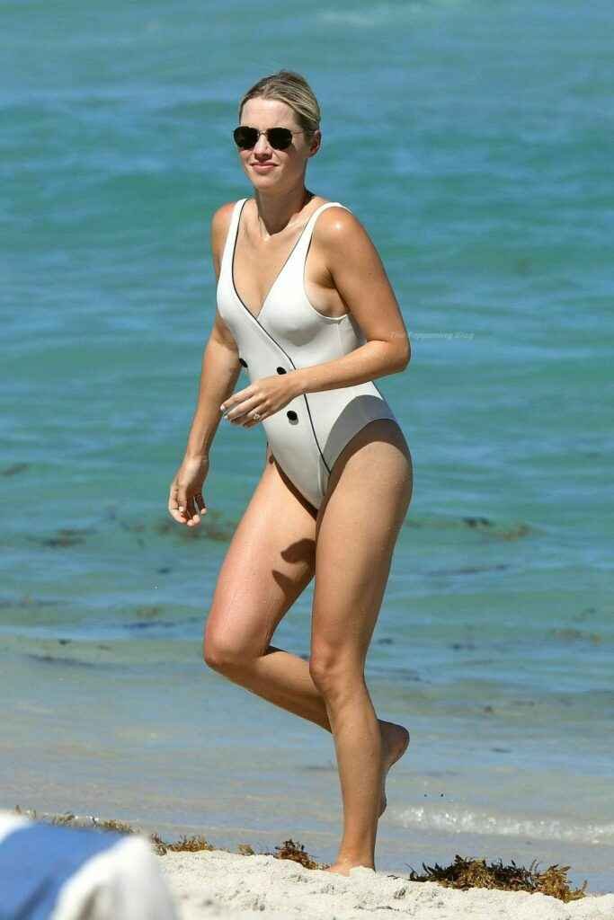 Claire Holt en maillot de bain à Miami