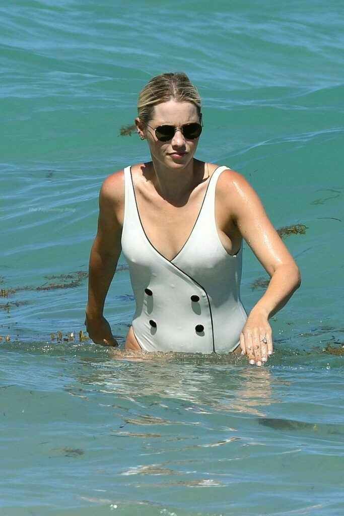 Claire Holt en maillot de bain à Miami