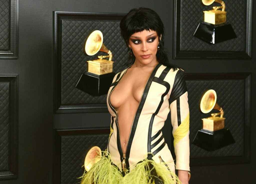 Dojo Cat pratiquement seins nus aux 63eme Grammy Awards