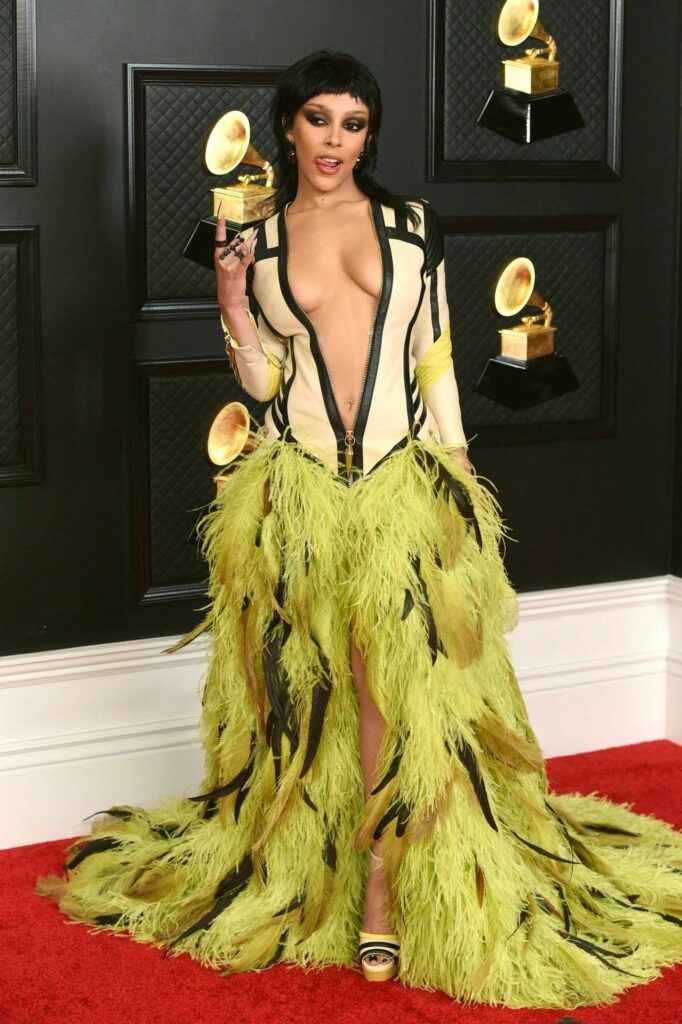 Dojo Cat pratiquement seins nus aux 63eme Grammy Awards