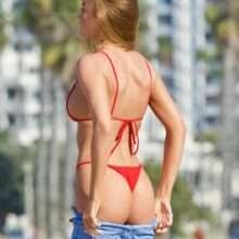 Haley Kalil en bikini à Malibu