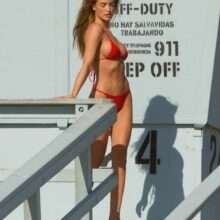 Haley Kalil en bikini à Malibu
