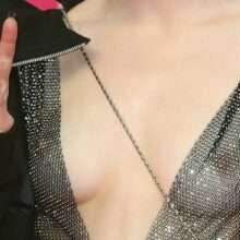 Juliette Gariepy exhibe ses seins