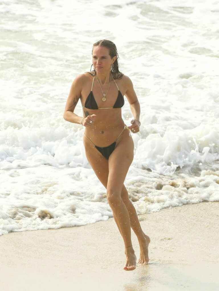 Laura May Gibbs en bikini à Byron Bay