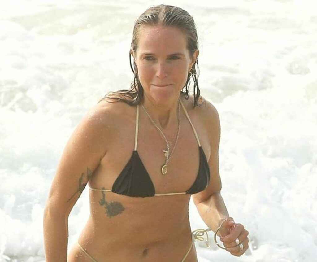 Laura May Gibbs en bikini à Byron Bay