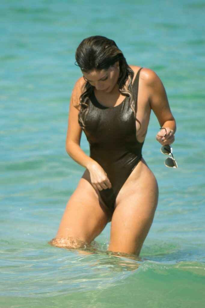 Liziane Gutierez sexy dans son maillot de bain noir