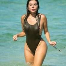 Liziane Gutierez sexy dans son maillot de bain noir