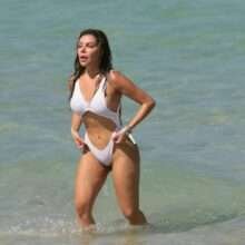 Liziane Gutierez les fesses à l'air en bikini
