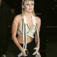 Miley Cyrus exhibe un sein nu en public