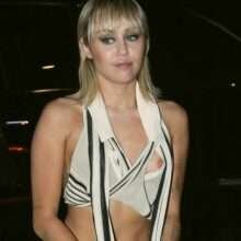 Miley Cyrus exhibe un sein nu en public