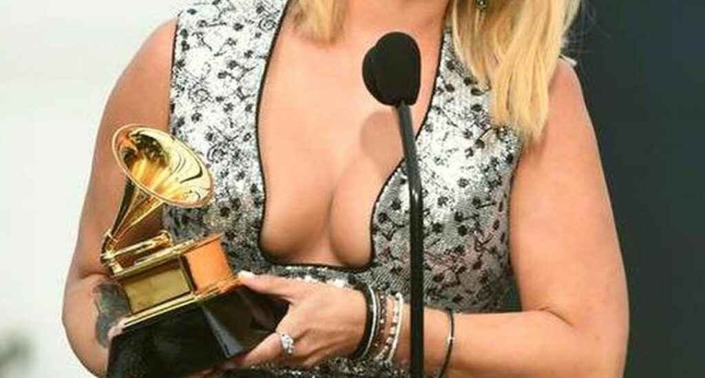 Miranda Lambert ouvre le décolleté aux 63eme Grammy Awards