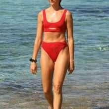 Rachael Finch en bikini exhibe un sein nu