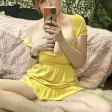 Sarah Beattie fait des selfies seins nus
