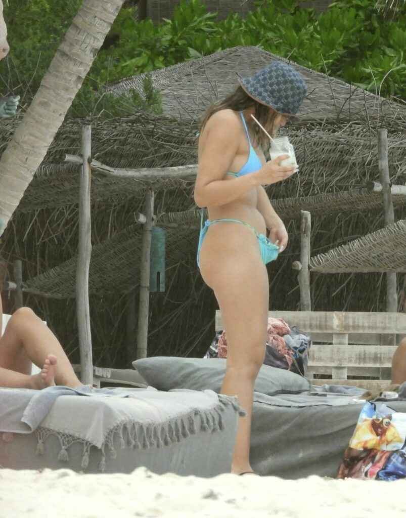 Sofia Jamora les fesses à l'air en bikini