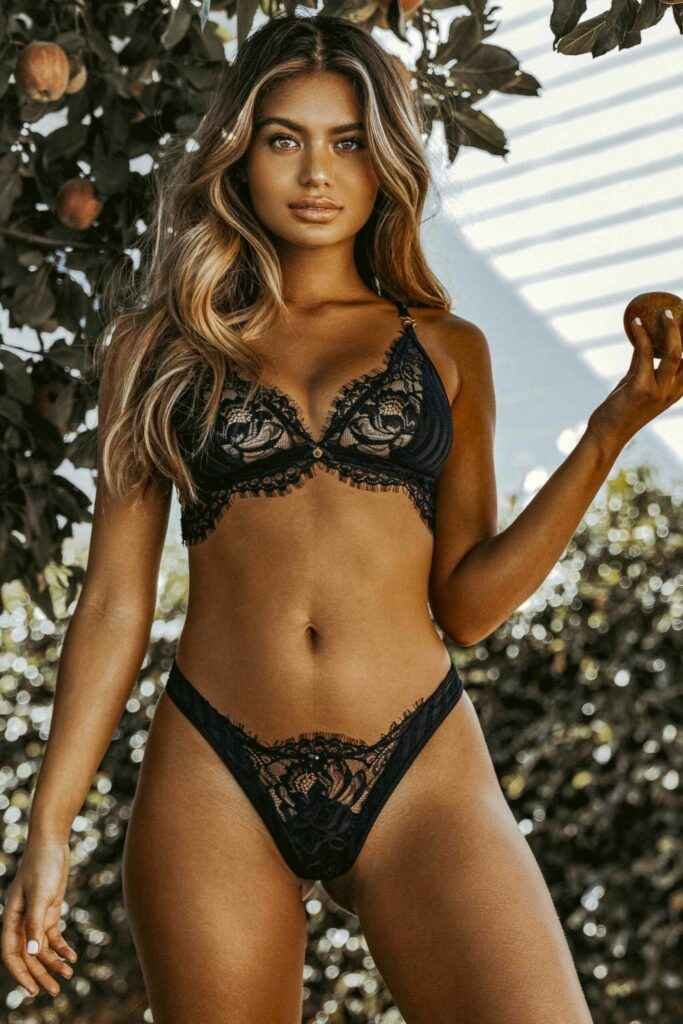 Sofia Jamora en lingerie sexy et bikini