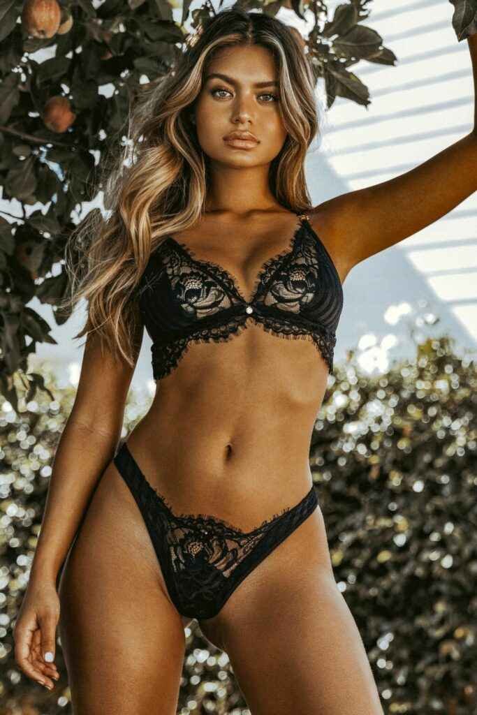 Sofia Jamora en lingerie sexy et bikini