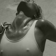 Candice Swanepoel seins nus dans Madame Figaro