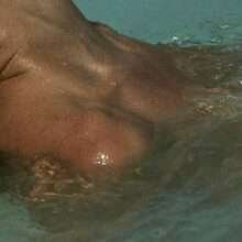 Candice Swanepoel seins nus dans Madame Figaro