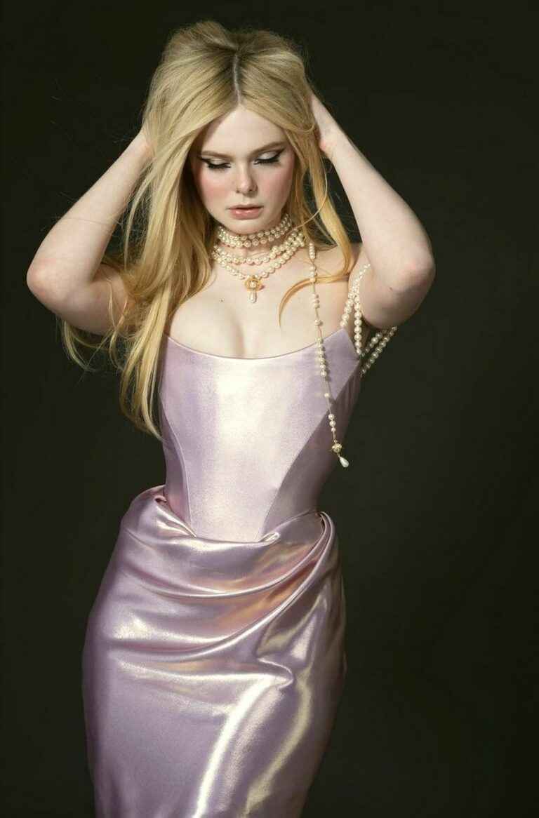 Elle Fanning sexy sans soutien-gorge