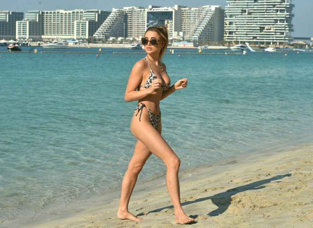 Georgia Harrison en bikini à Dubaï
