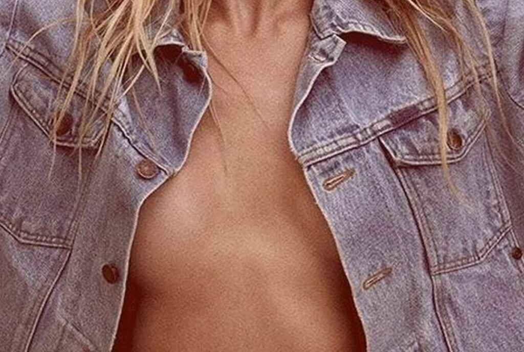 Josie Canseco exhibe ses seins et ses fesses dans Maxim