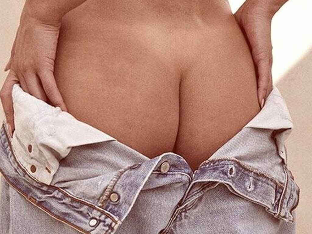 Josie Canseco exhibe ses seins et ses fesses dans Maxim