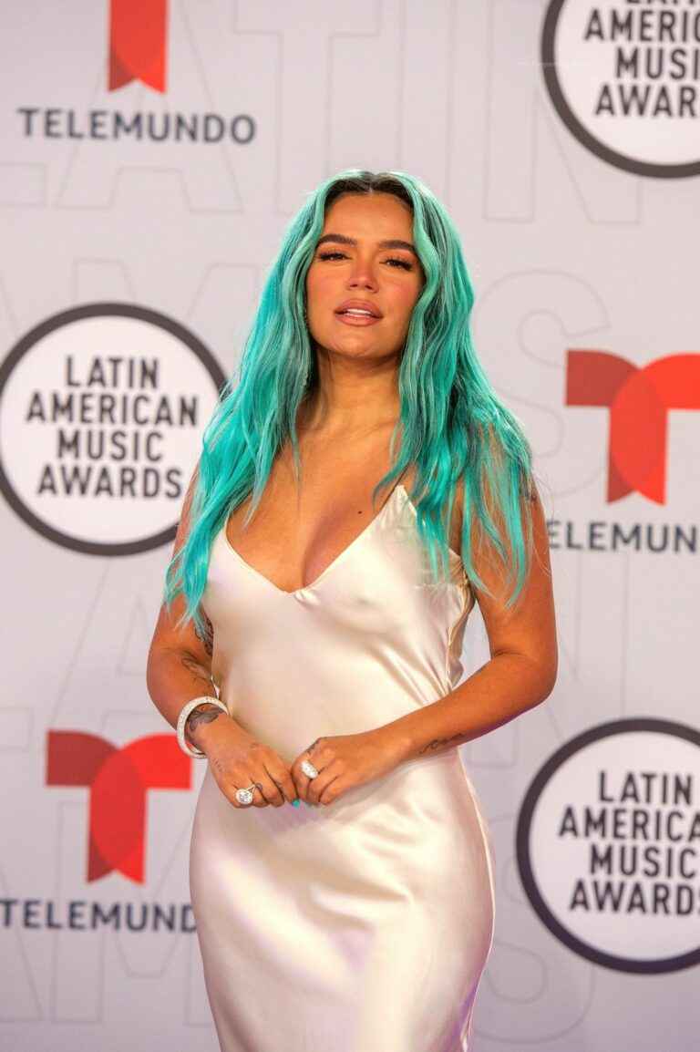Karol G sans soutien-gorge aux Latin American Music Awards