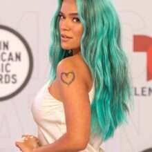 Karol G sans soutien-gorge aux Latin American Music Awards