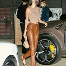 Le joli cul de Kendall Jenner dans un pantalon en cuir