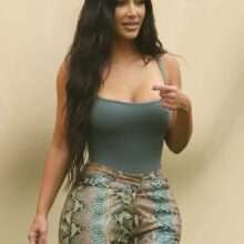 Kim Kardashian sexy sans soutien-gorge