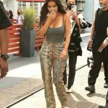 Kim Kardashian sexy sans soutien-gorge