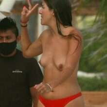 Lucy Aragon seins nus à la plage