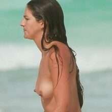 Lucy Aragon seins nus à la plage