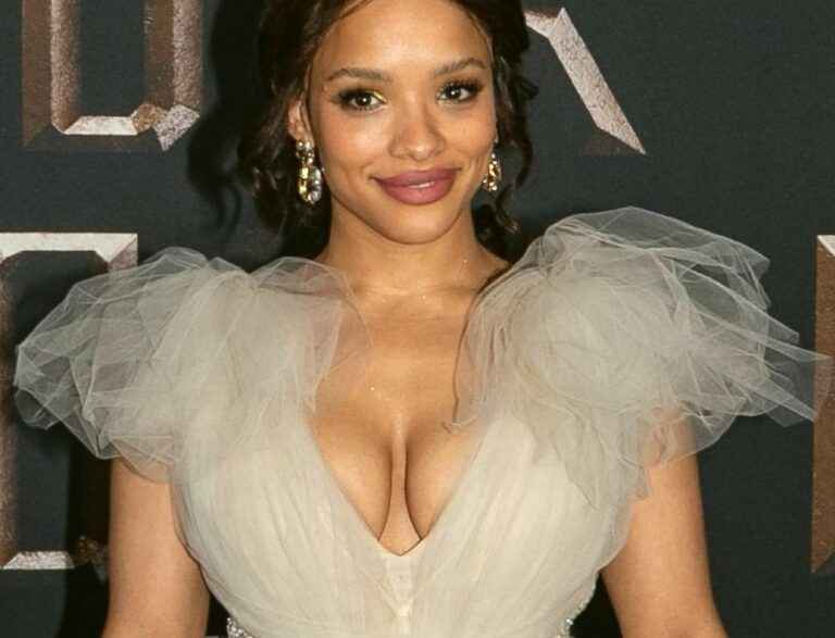 Sisi Stringer exhibe un décolleté massif lors de la première de Mortal Kombat