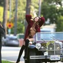 Zita Vass pose seins nus à Beverly Hills