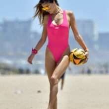Alessandra Ambrosio super sexy dans son maillot de bain rose