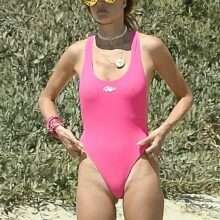 Alessandra Ambrosio super sexy dans son maillot de bain rose