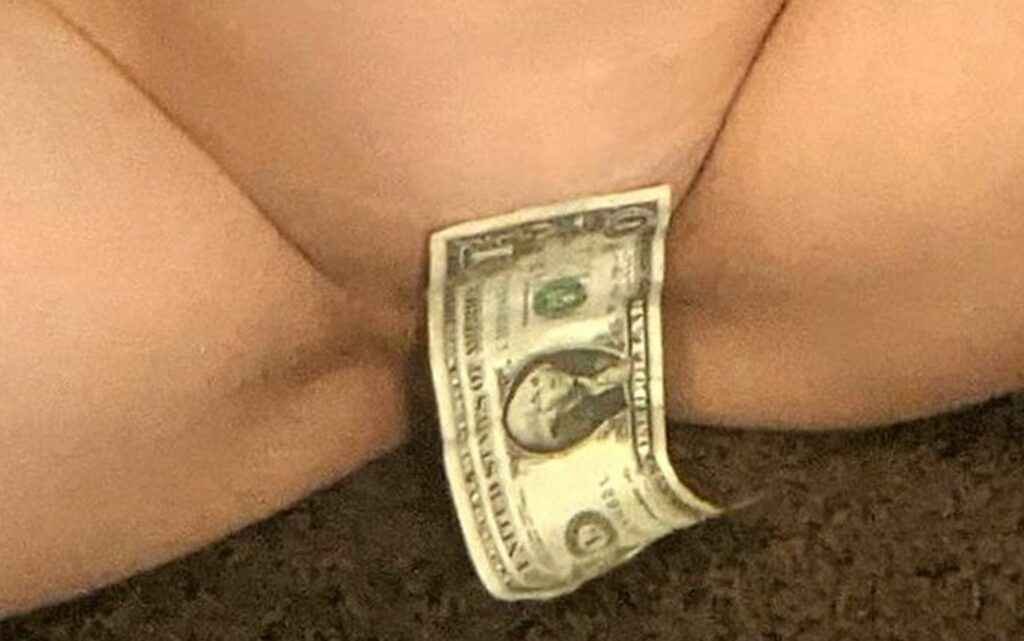 Alicia Arden nue avec des dollars entre les fesses
