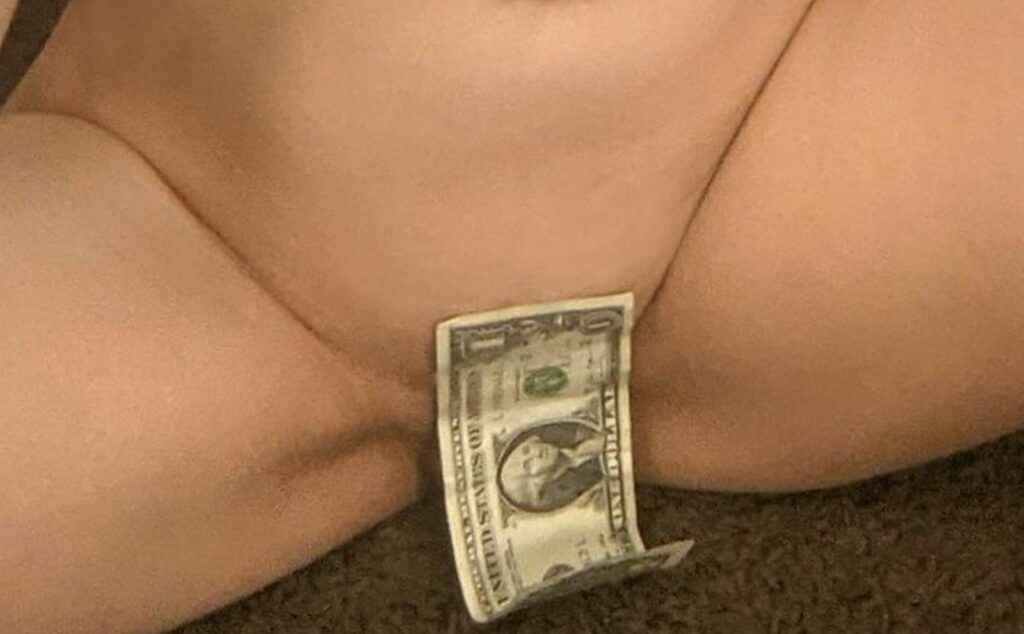Alicia Arden nue avec des dollars entre les fesses