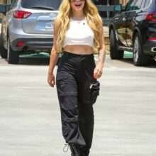 Avril Lavigne a les seins qui pointent à Malibu