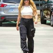 Avril Lavigne a les seins qui pointent à Malibu