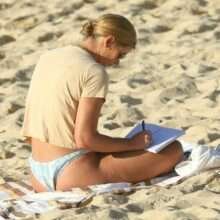 Brittany Hockley en bikini à Bondi Beach