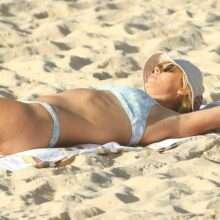 Brittany Hockley en bikini à Bondi Beach