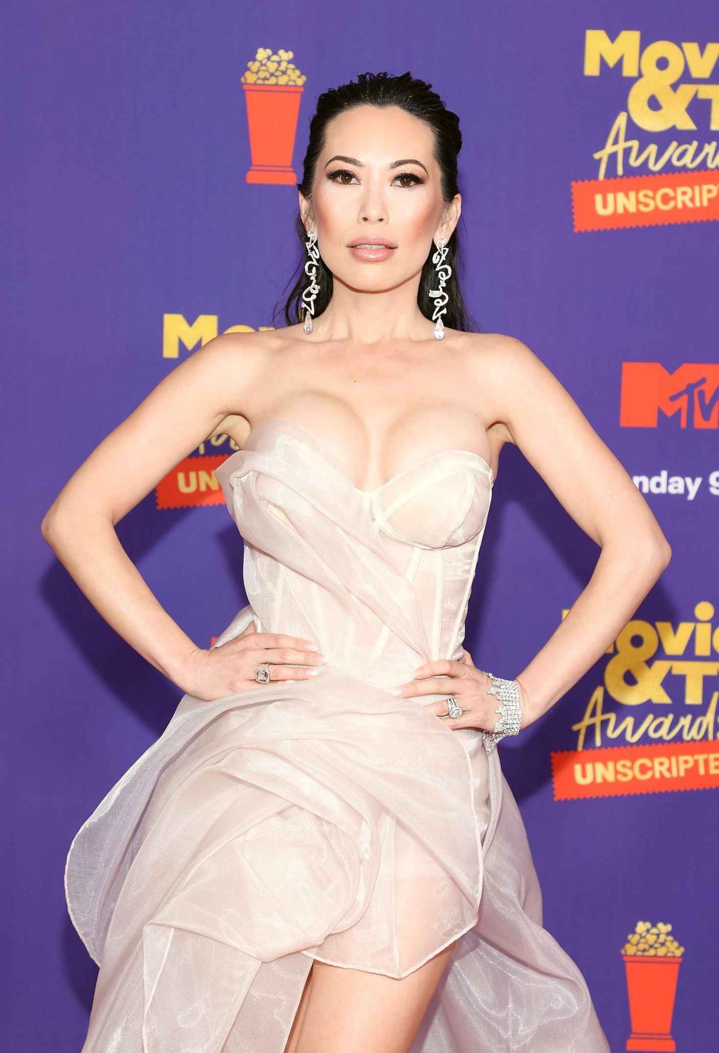 Christine Chiu exhibe ses seins aux MTV Movie and TV Awards