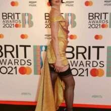 Dua Lipa exhibe ses fesses aux Brit Awards