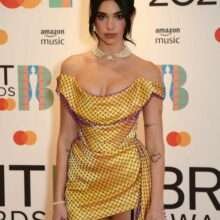 Dua Lipa exhibe ses fesses aux Brit Awards